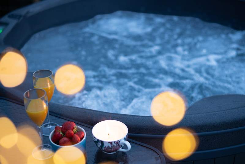As dusk settles, sink into the heavenly hot tub under starlight. 