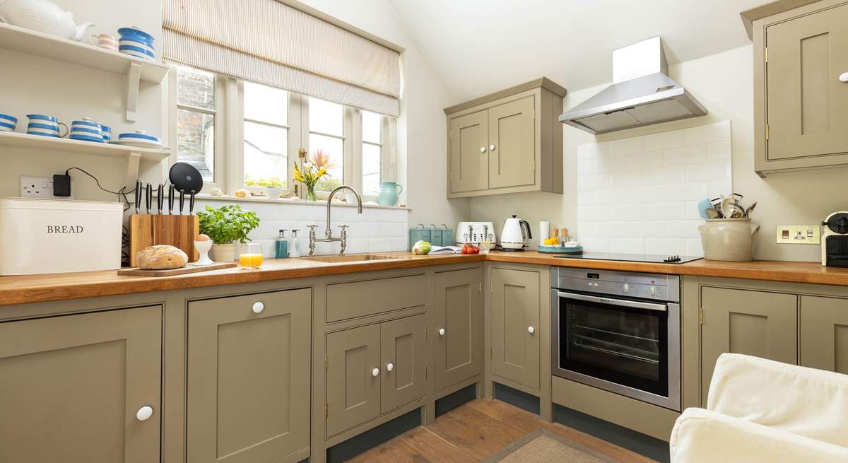 The well-equipped kitchen to cook up a feast. 