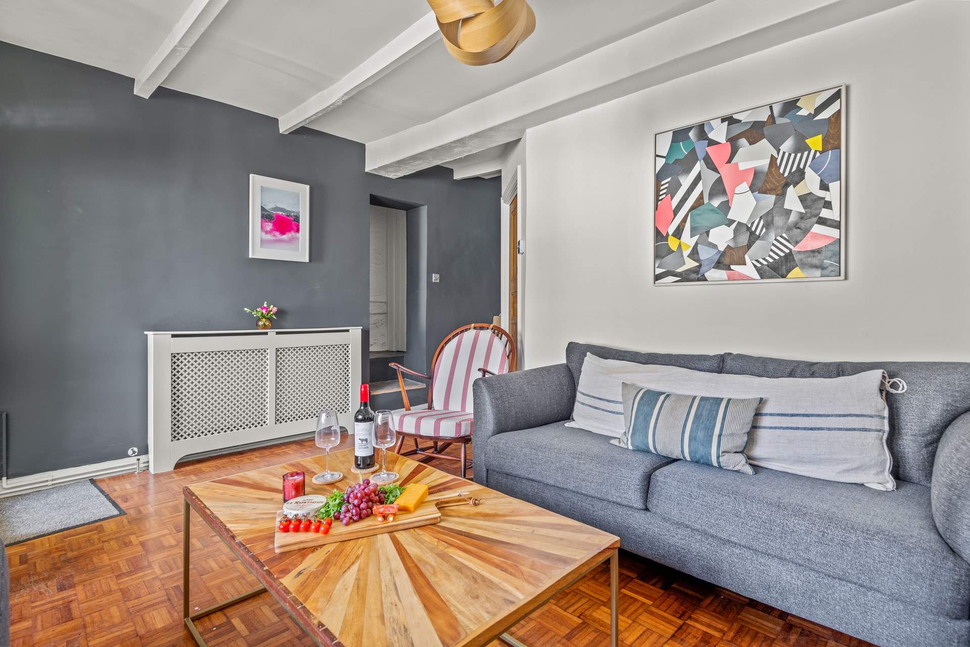 The sitting-room is beautifully decorated.