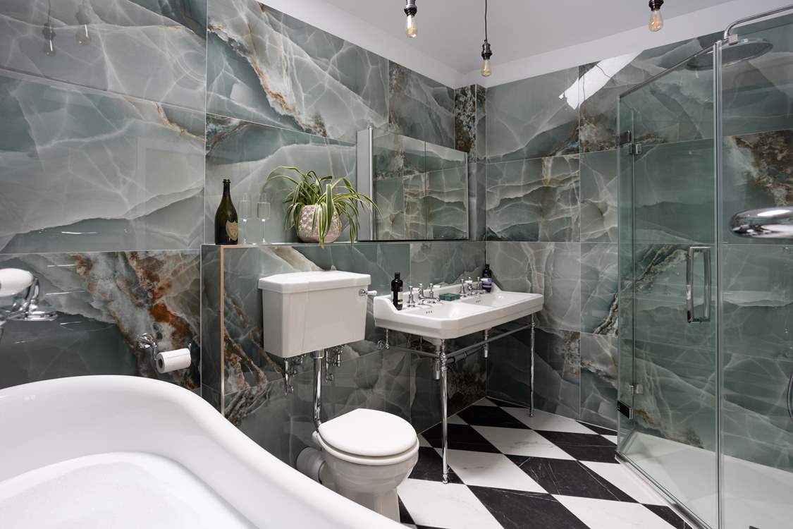 A fantastically glamorous bathroom, take a shower or soak in the bath, you choose.