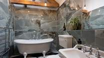 Feel like a film star whilst soaking in the claw foot bath, enjoy bubbles in the bath and bubbles in your glass. 