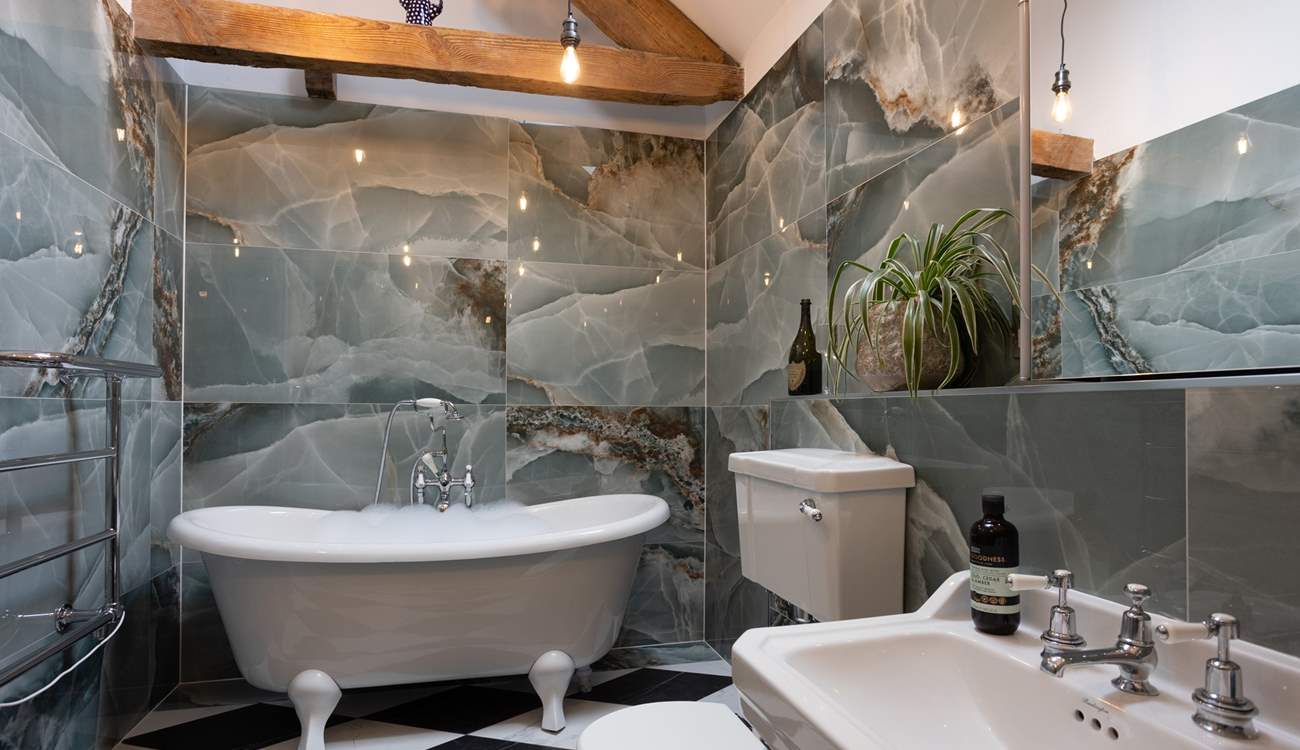 Feel like a film star whilst soaking in the claw foot bath, enjoy bubbles in the bath and bubbles in your glass. 