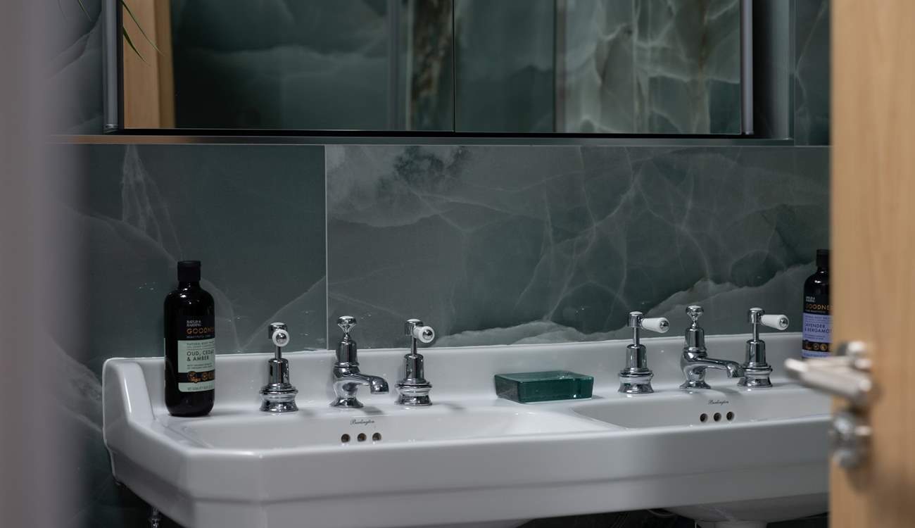 A double sink in the family bathroom, move over darling!