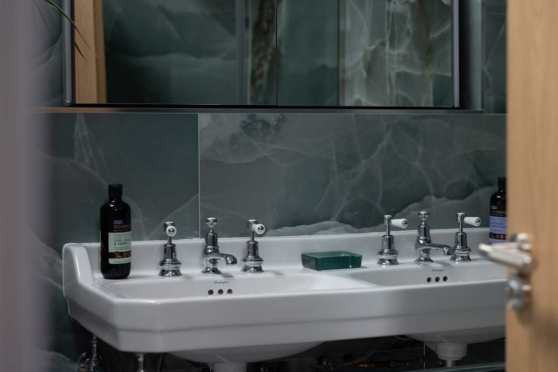 A double sink in the family bathroom, move over darling!