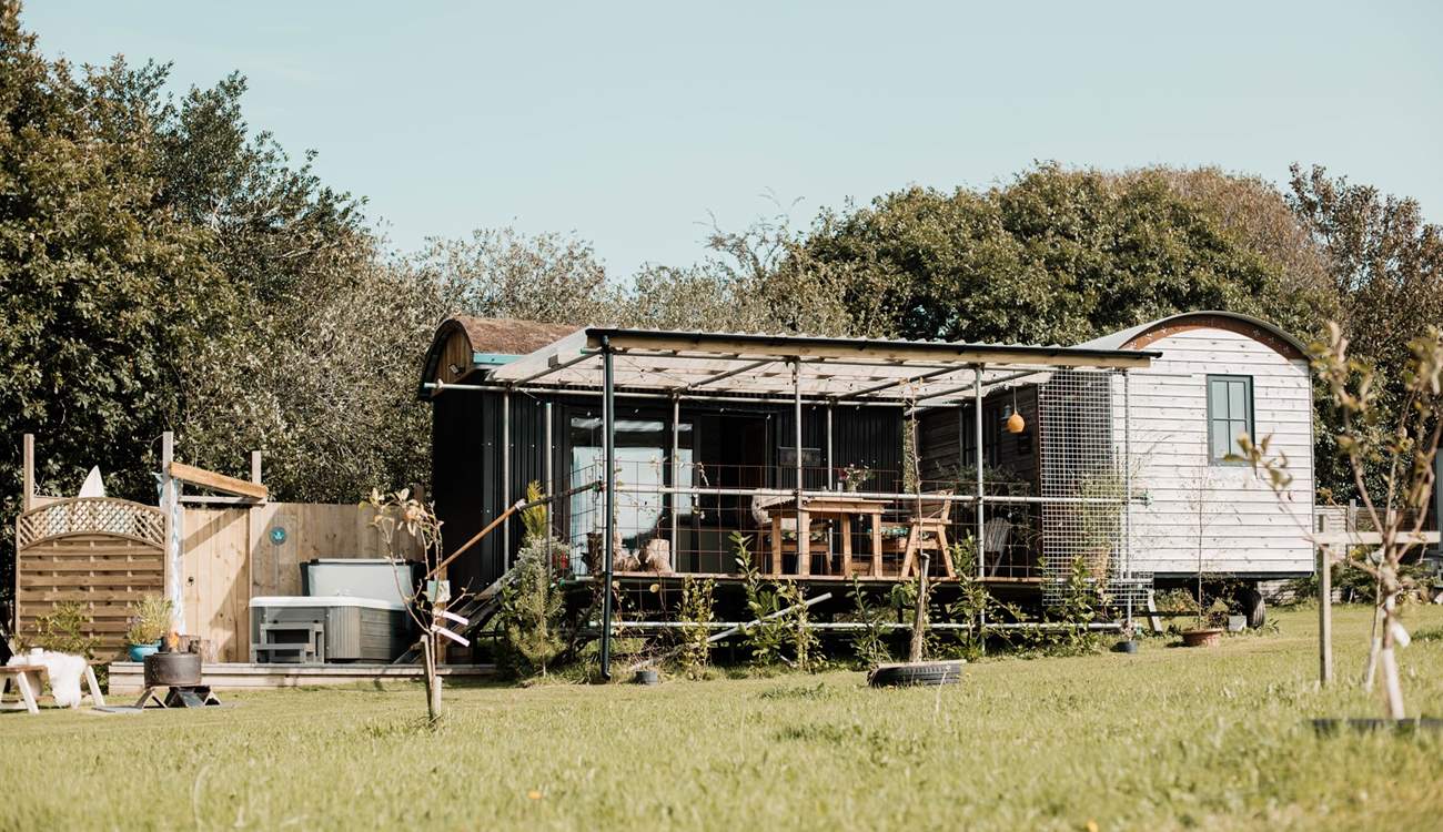 Such a unique design - the cabin hosts the kitchen, living area and shower-room, whilst the shepherd's hut (on the right) boasts a gorgeous bedroom. 