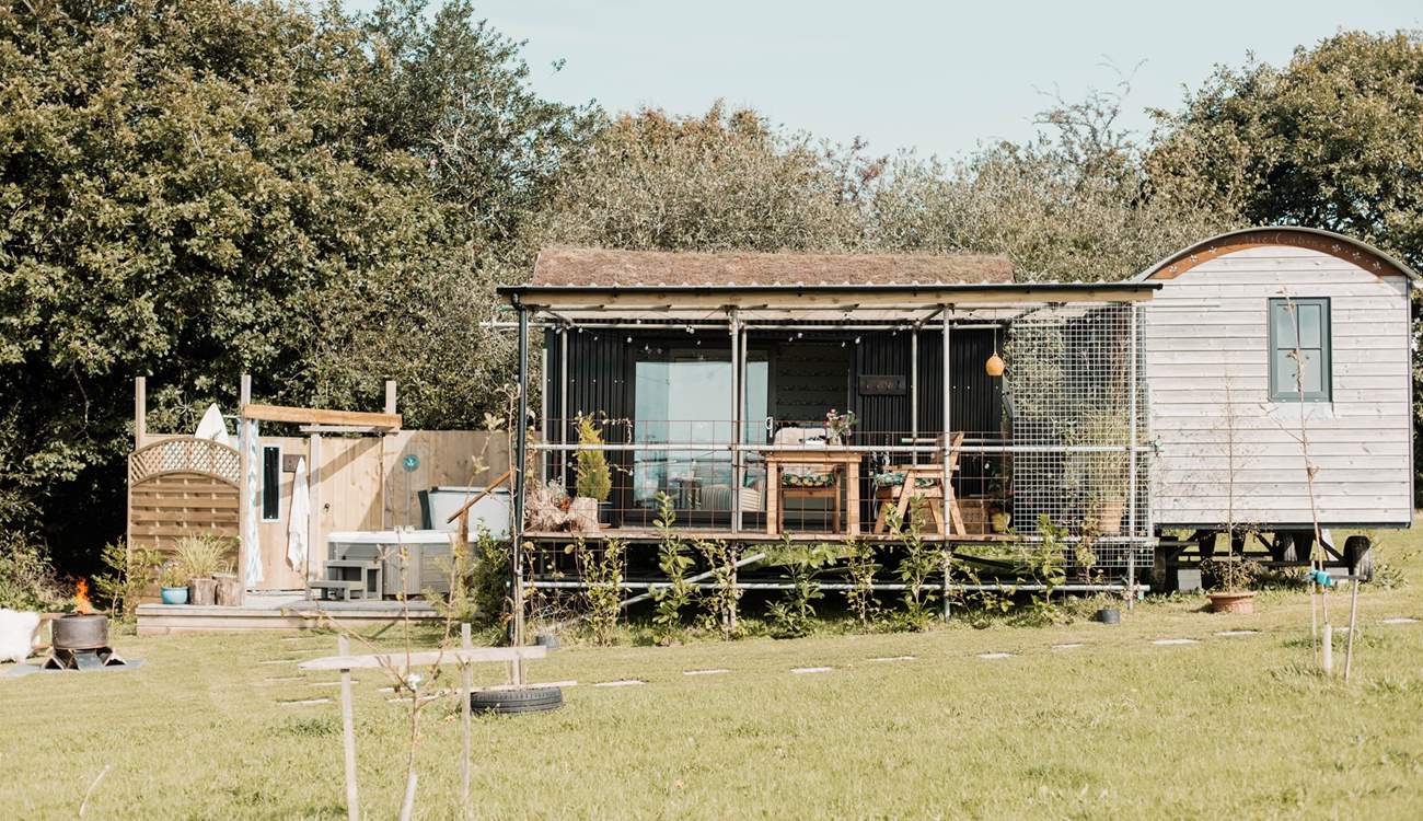 Birdsong sits within an utterly tranquil meadow, overlooking the sweeping Cornish countryside. 