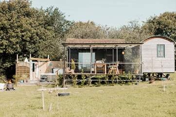 Birdsong sits within an utterly tranquil meadow, overlooking the sweeping Cornish countryside.