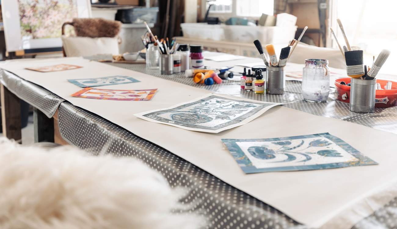 Enjoy an abstract art session on site. 