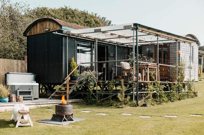 Birdsong is a Shepherds hut with hot tub near Mawgan Porth, North Cornwall.
