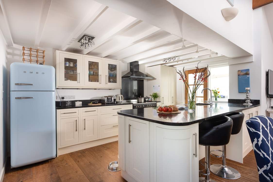 The well-equipped kitchen has everything you need.