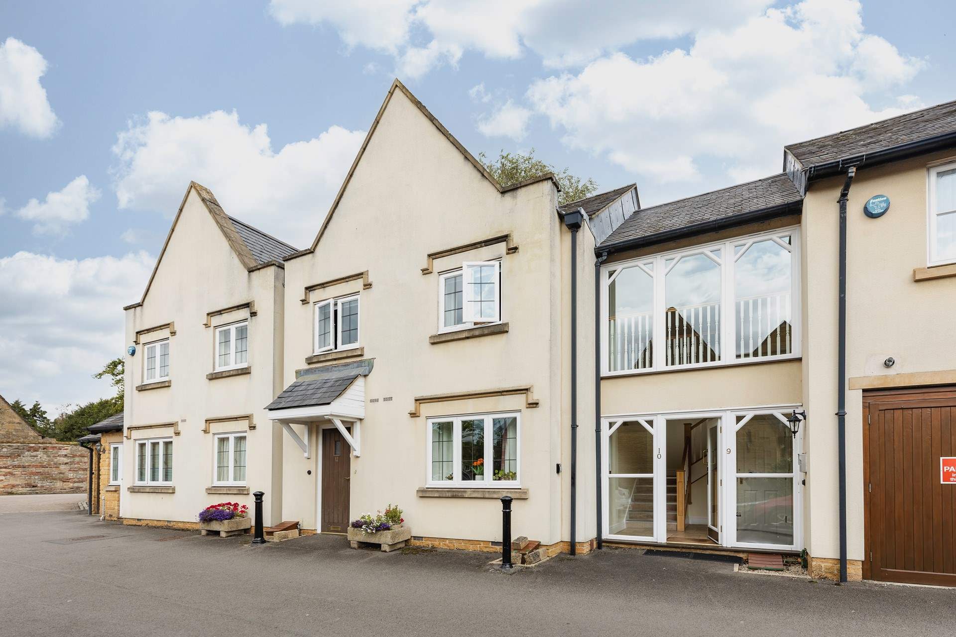 Conveniently located in the heart of Broadway, the apartment is situated on the first floor.