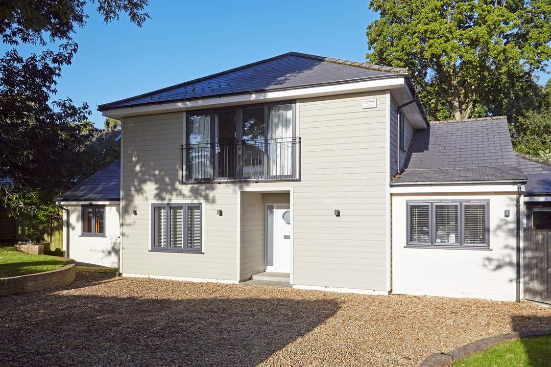 Welcome to the beautiful Dar View, Love Lane, Bembridge - a spectacular coastal delight.