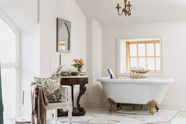 Fit for a queen! The beautiful free-standing bath.