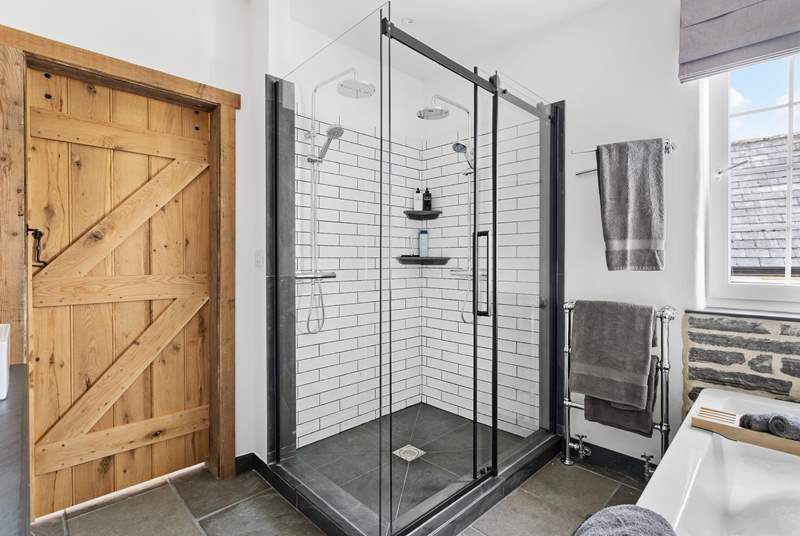 A double shower with four luxurious shower heads!