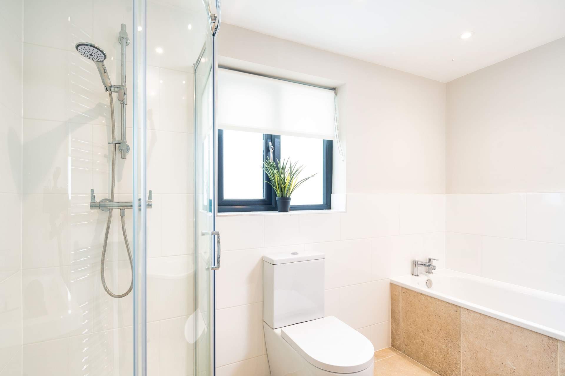 Bath or shower, you choose in the family bathroom. 