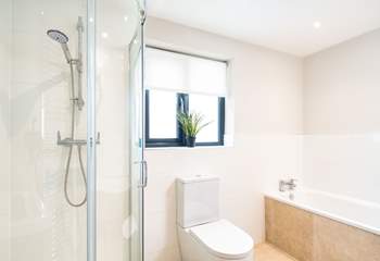 Bath or shower, you choose in the family bathroom. 