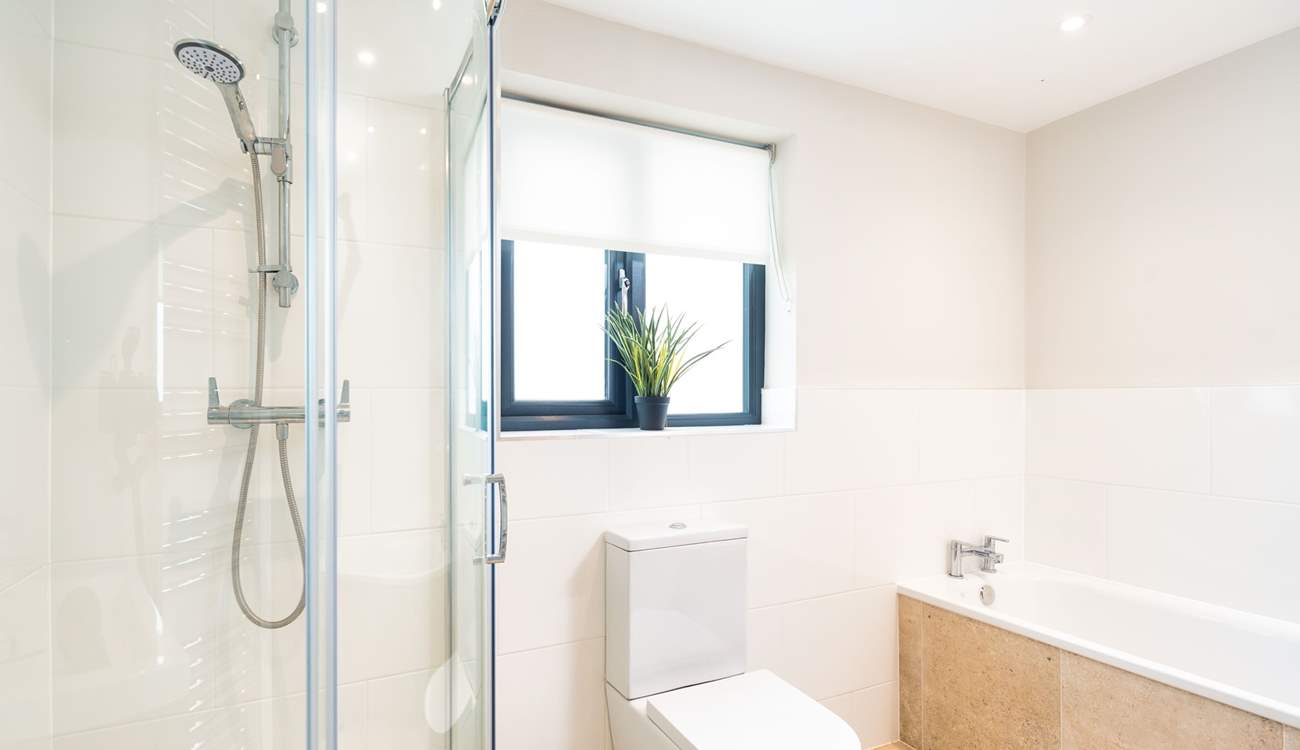 Bath or shower, you choose in the family bathroom. 