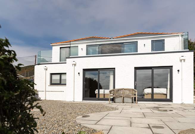 Spectacular Seaholm offers everything and more for a perfect holiday, dreamy ocean views from the balcony, ocean facing rooms, and an enchanting location for exploring the treasures of Pembrokeshire.