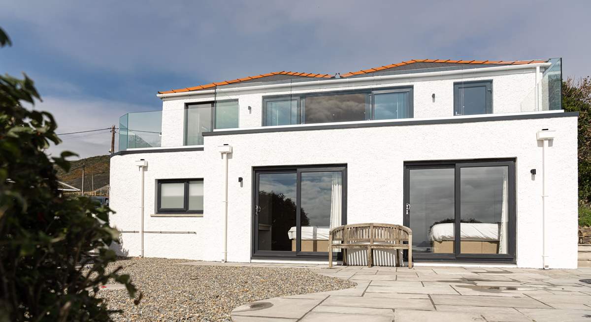 Spectacular Seaholm offers everything and more for a perfect holiday, dreamy ocean views from the balcony, ocean facing rooms, and an enchanting location for exploring the treasures of Pembrokeshire.