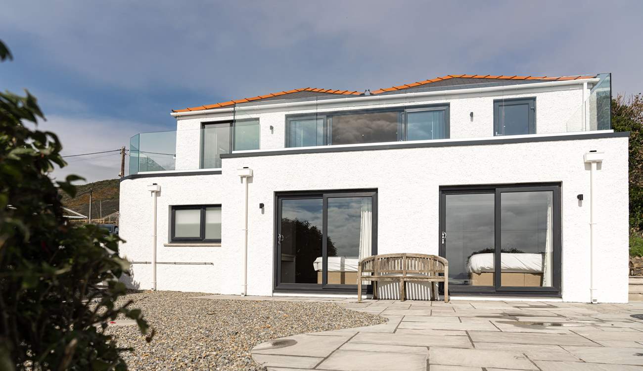 Spectacular Seaholm offers everything and more for a perfect holiday, dreamy ocean views from the balcony, ocean facing rooms, and an enchanting location for exploring the treasures of Pembrokeshire.