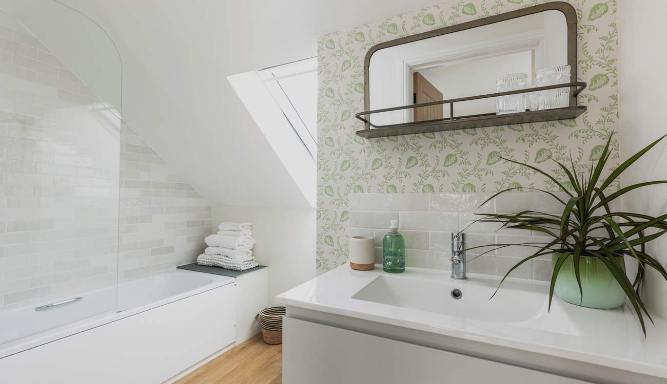 A full size en suite benefitting from a bath and fitted shower over the bath.