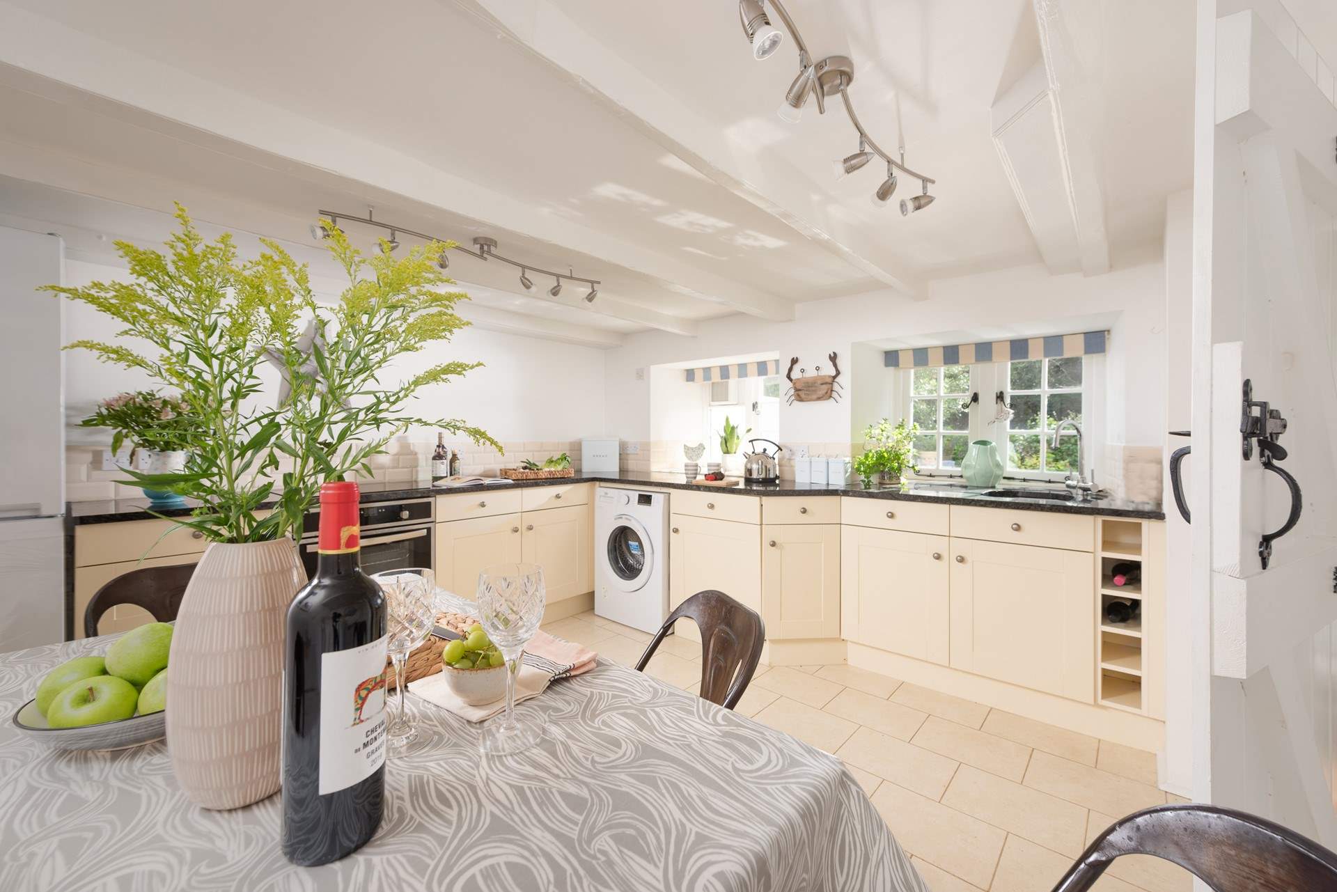 The charming kitchen/dining-room.