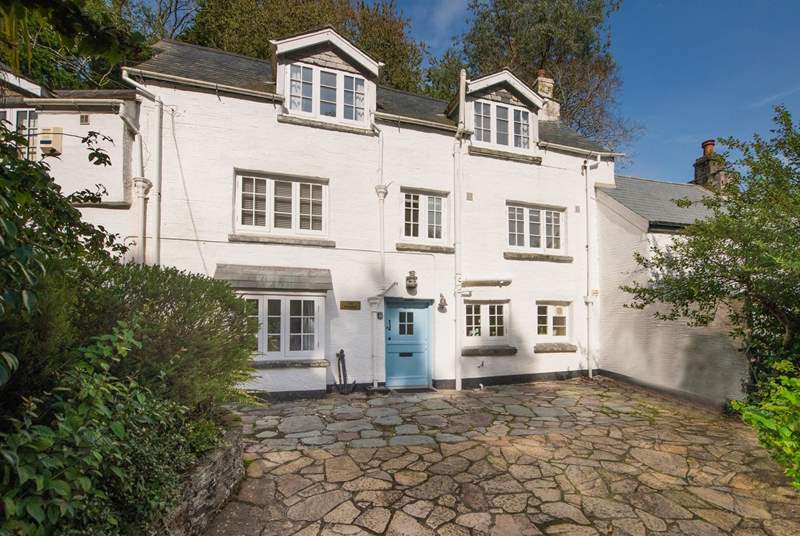 This charming three-storey cottage has private parking at the front - a real bonus in Polperro.