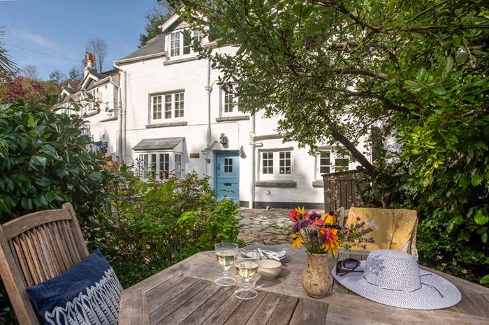 The Rigging is a 3 bedroom, dog friendly cottage near the beach in Polperro, Cornwall.