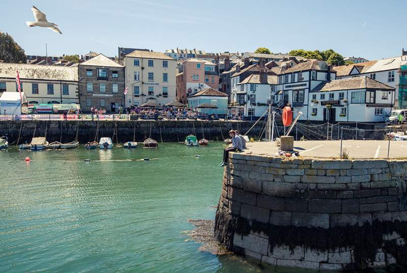 Many an hour can be whiled away in Falmouth, whether you feel like shopping, visiting the many cafes and restaurants, or just watching the boats as they travel in and out of the harbour.