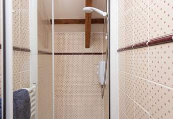 The rather neat shower-room is tiny, and only suitable for younger guests (head room 175cm, shower head height 160cm)