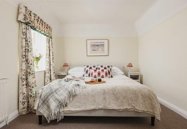 A bright and comfortable bedroom to enjoy breakfast in bed and catch up on some news.