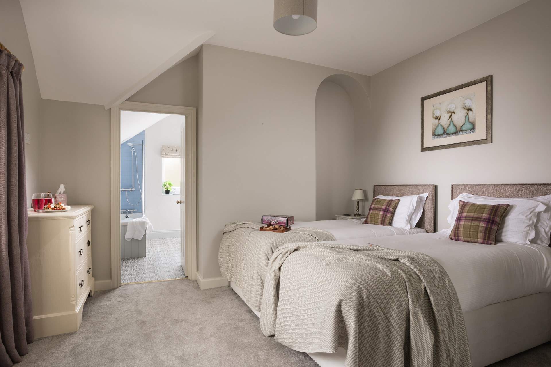 Lovely neutral tones are relaxing and comforting. 