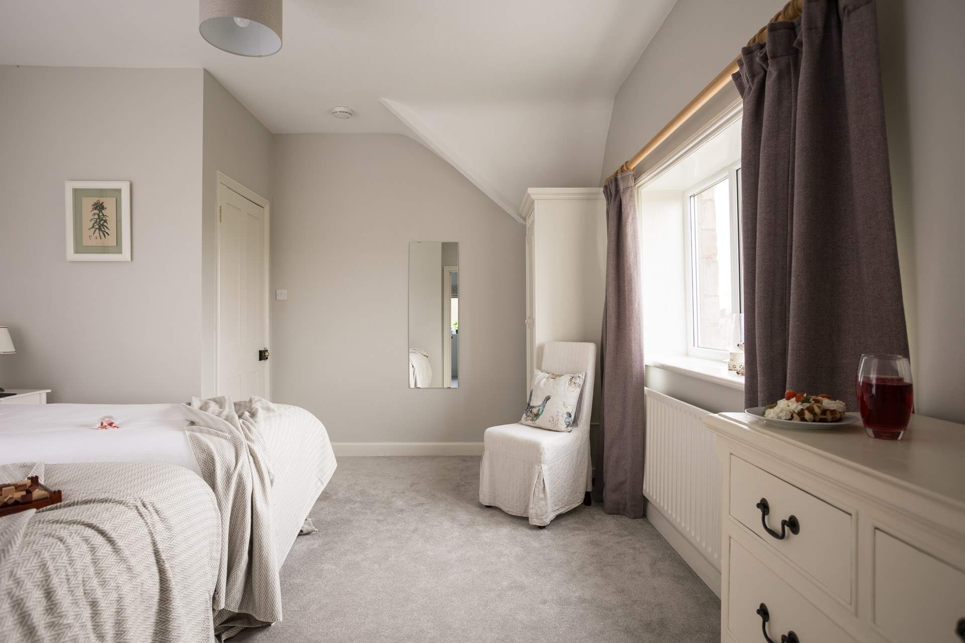 A beautiful spacious room.