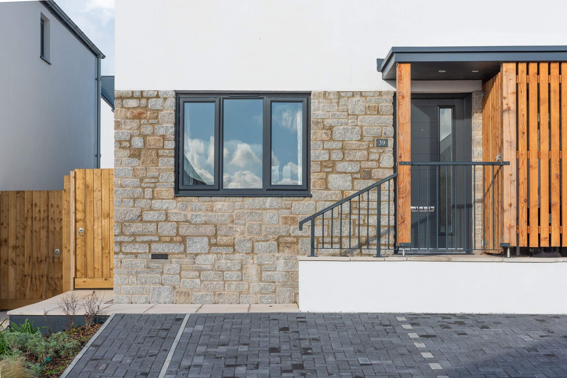 Welcome to Hillside located on a quiet development. 