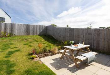 Enjoy long lunches in the sunny garden. 