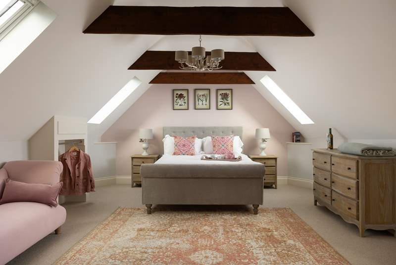 This beautiful bedroom has a large en suite, a chaise longue to put your feet up and cosy linens to snuggle into, perfect!