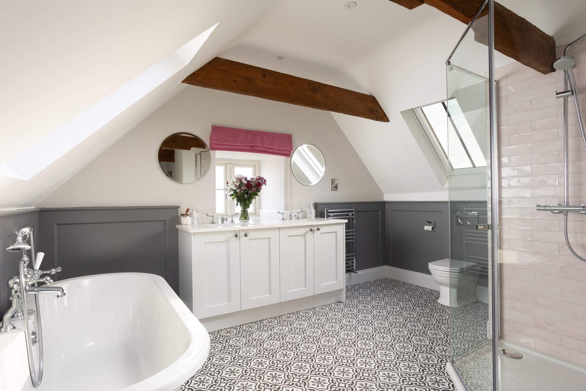 Spoil yourself in this amazing en suite, bath or shower? The choice is yours!