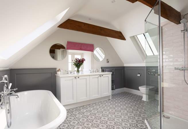 Spoil yourself in this amazing en suite, bath or shower? The choice is yours!