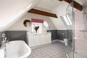 Spoil yourself in this amazing en suite, bath or shower? The choice is yours!