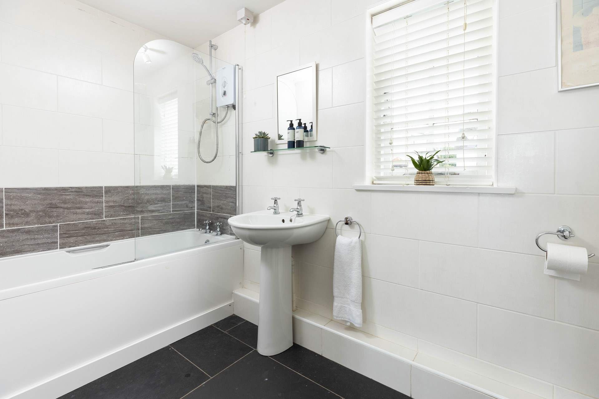 The spacious bathroom. 