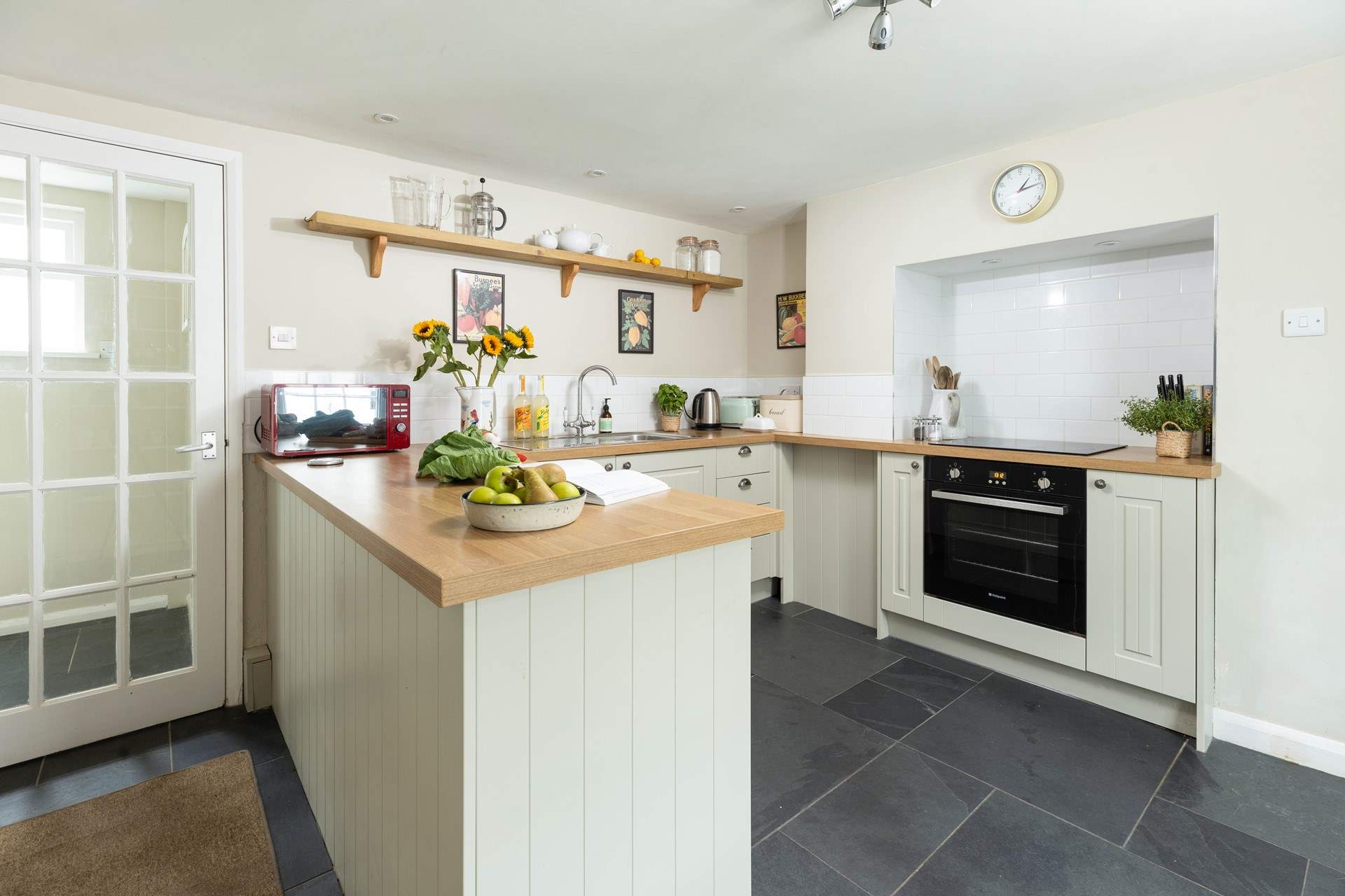 A well-equipped kitchen for you to enjoy. 