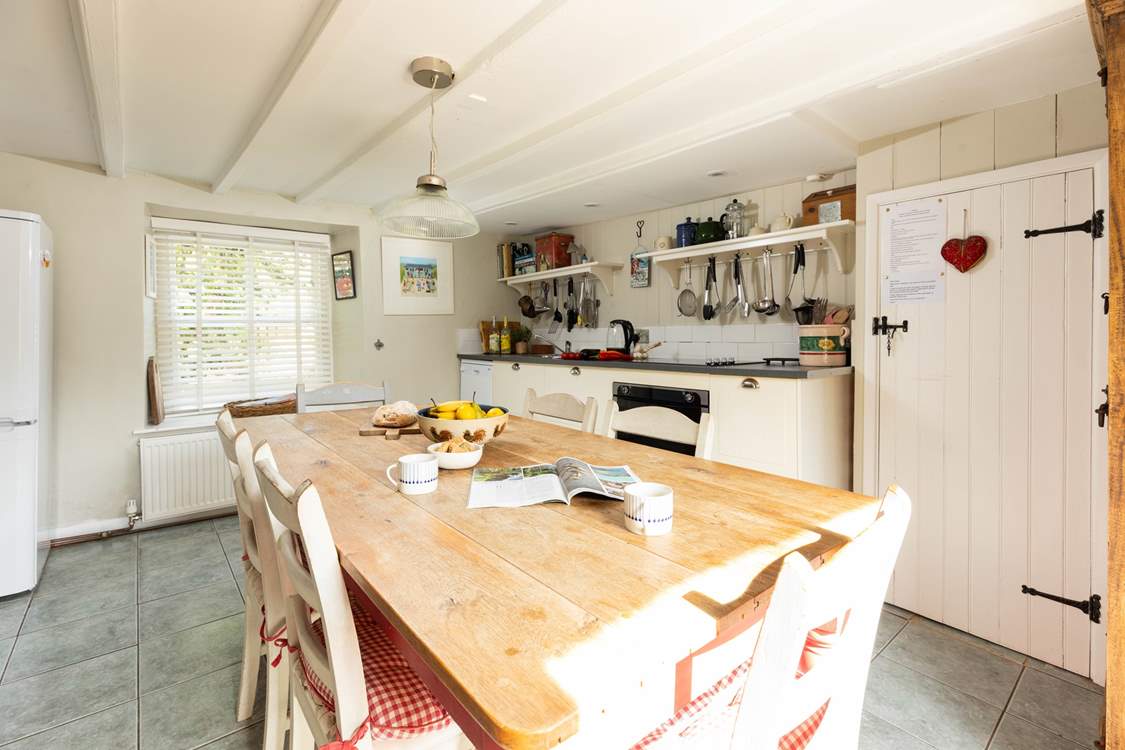 The well-equipped kitchen will have all you need.