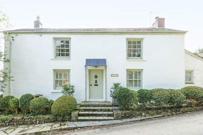 Toadstools is a 2 bedroom, dog friendly holiday cottage in Veryan, South Cornwall.