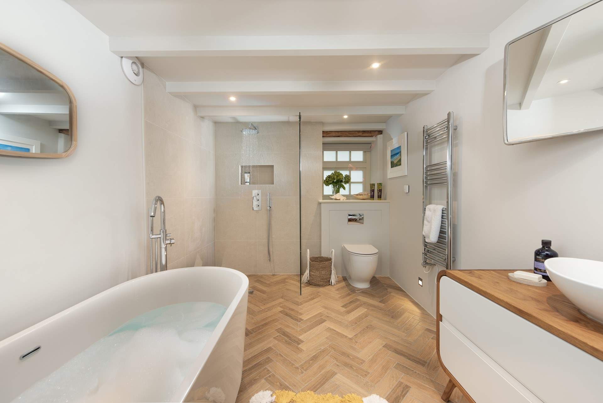 The spacious en suite bathroom.