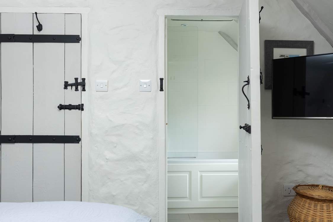 The main bedroom has an en suite bathroom.