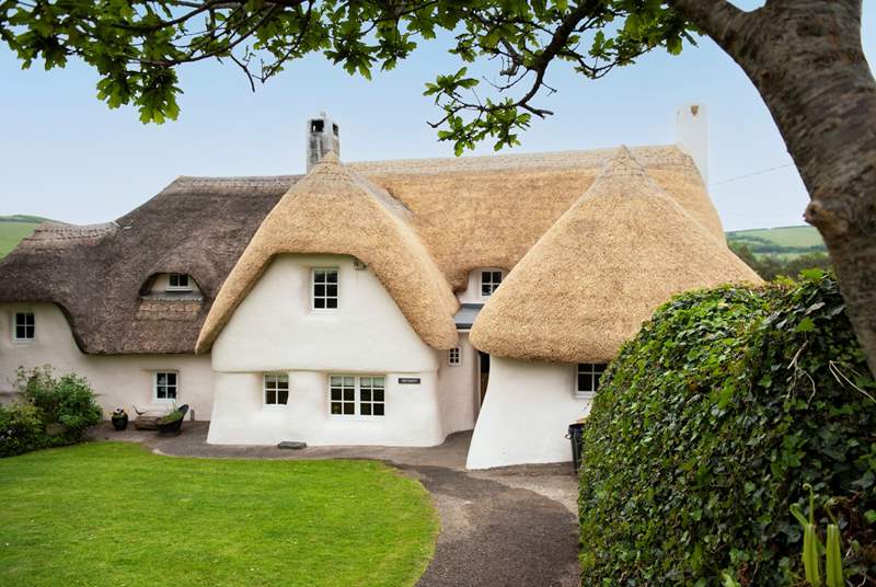 Welcome to Tretawny. A beautiful thatched cottage near Perranporth. 