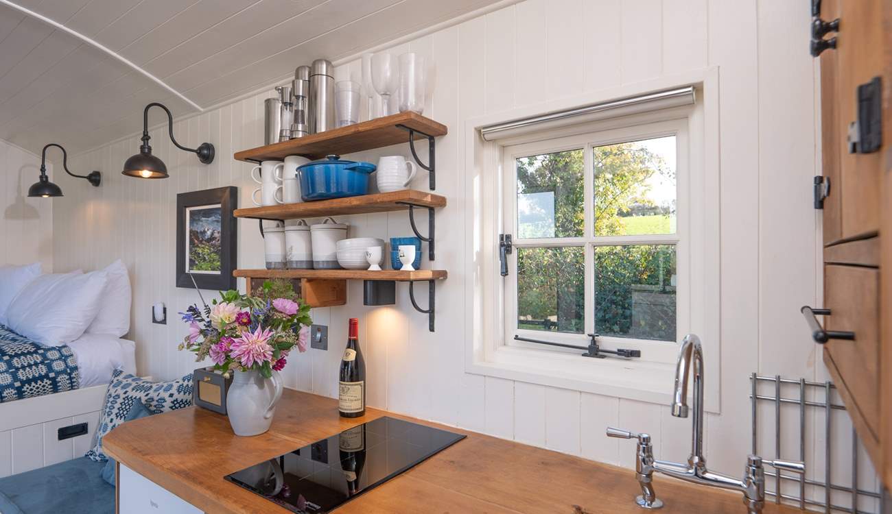 The sweet kitchenette is superbly equipped for your stay in nature. 