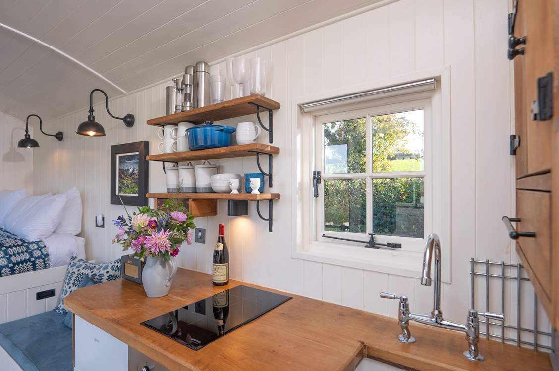 The sweet kitchenette is superbly equipped for your stay in nature.