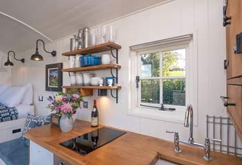 The sweet kitchenette is superbly equipped for your stay in nature. 