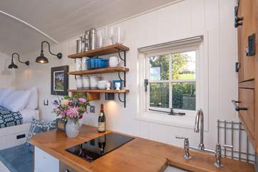The sweet kitchenette is superbly equipped for your stay in nature.